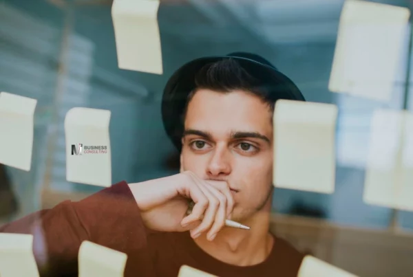 Führungskräfte vor Post it Wand, um Prioritäten zu setzen.