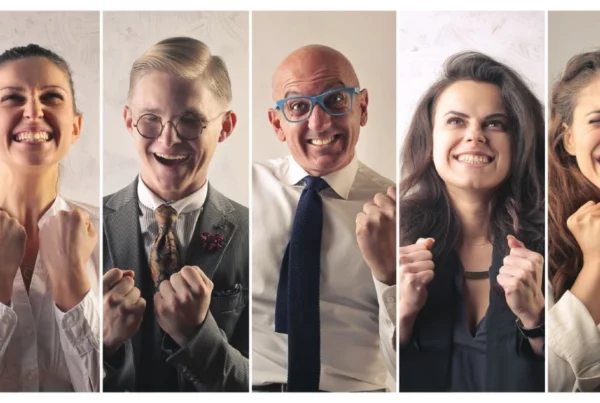 Jubelnde Führungskräfte nebeneinander