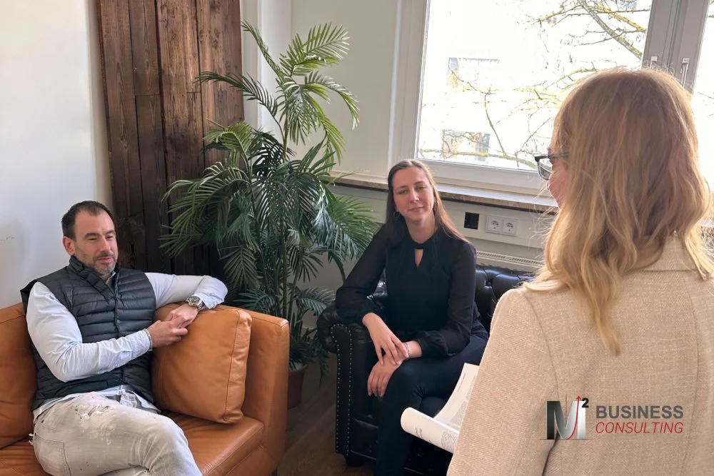 Übungs-Situation Female Leadership Workshop 2023 am Tegernsee: Female Leader im Vortrag vor zwei Kollegen